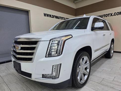 Used 2017 Cadillac Escalade Premium Luxury AWD/4WD image 2