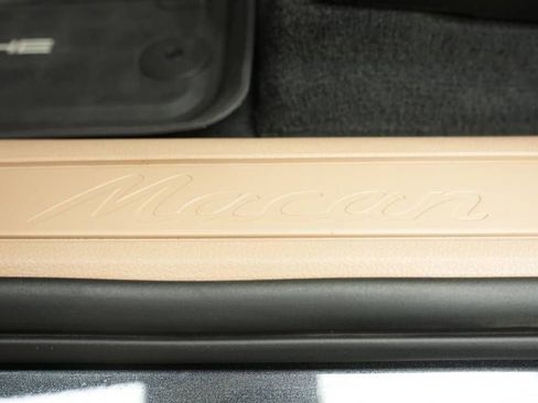 Used 2025 Porsche Macan AWD/4WD image 32