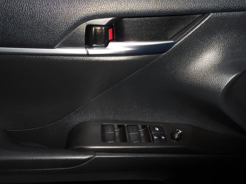 Used 2022 Toyota Camry SE image 13