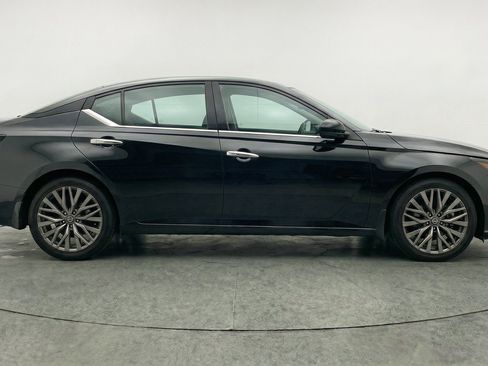 Used 2025 Nissan Altima 2.5 SV FWD image 11