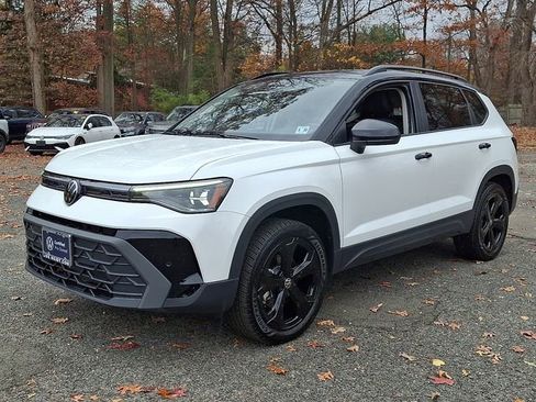 Certified 2025 Volkswagen Taos SE image 5