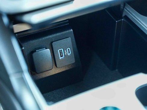 Used 2023 Ford Explorer XLT image 41