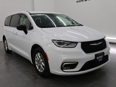 Used 2024 Chrysler Pacifica Touring-L FWD image 2