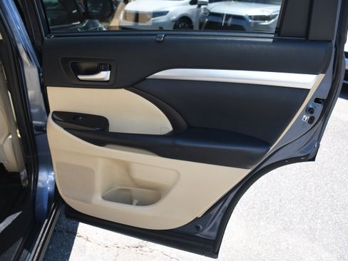 Used 2019 Toyota Highlander XLE FWD image 20
