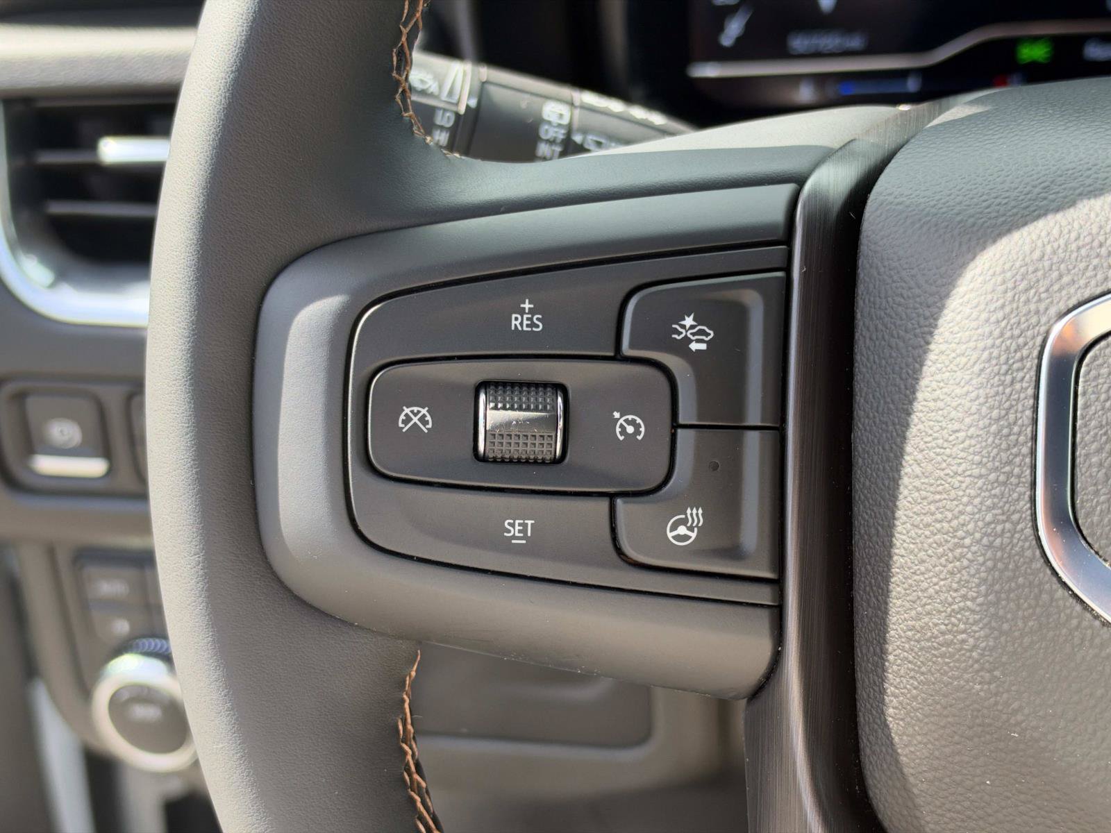 Used 2024 GMC Yukon AT4 w/ Technology Package AWD/4WD image 18