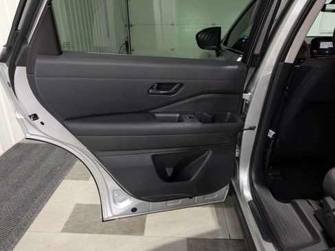 Used 2025 Nissan Pathfinder SV image 8