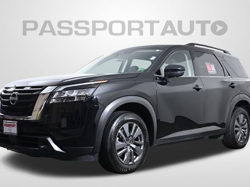 Used 2025 Nissan Pathfinder SV image 1