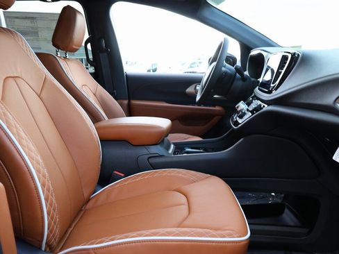 New 2026 Chrysler Pacifica Pinnacle image 9