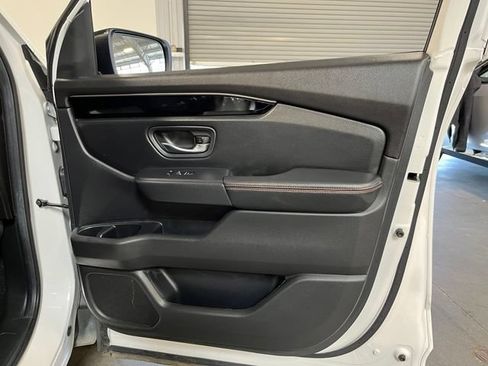 Used 2025 Honda Pilot TrailSport image 12