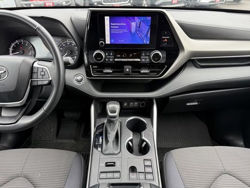 Used 2023 Toyota Highlander LE image 28