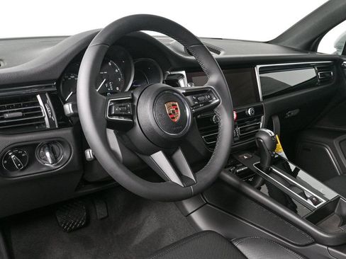 Certified 2025 Porsche Macan image 4