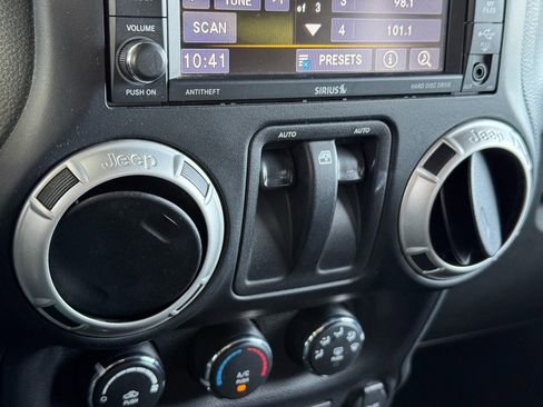 Used 2018 Jeep Wrangler Sahara w/ Connectivity Group image 29