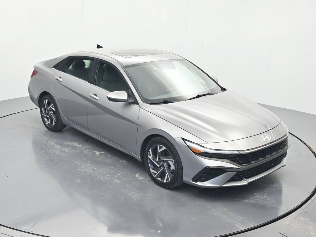 Used 2025 Hyundai Elantra SEL FWD image 31