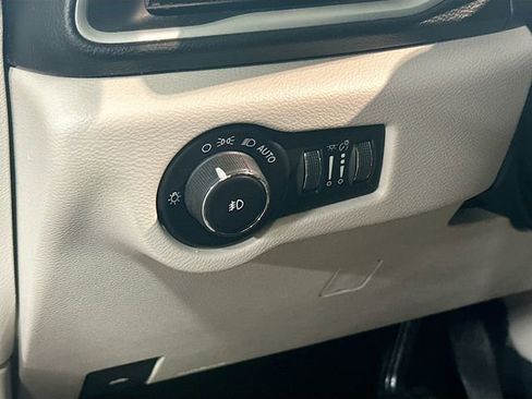 Used 2017 Chrysler Pacifica Touring-L w/ Tire & Wheel Group image 11