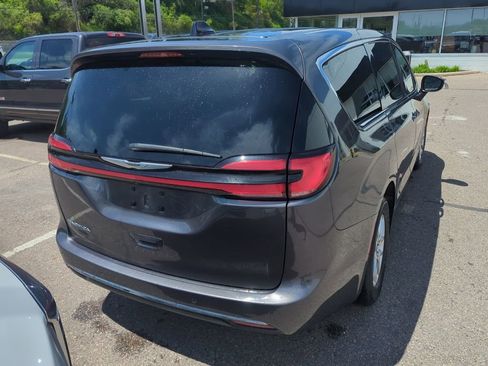 Used 2023 Chrysler Pacifica Touring-L FWD image 5