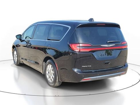 Used 2024 Chrysler Pacifica Touring-L FWD image 3