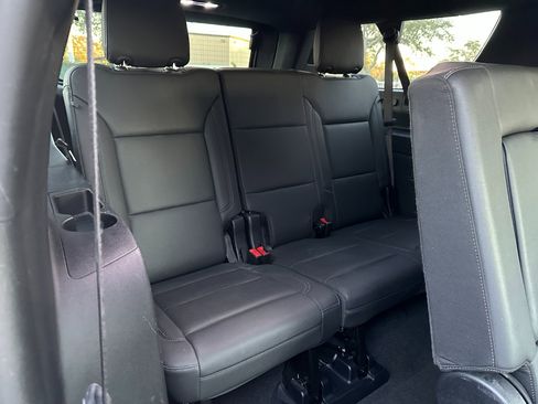 Used 2025 Chevrolet Suburban Z71 image 13