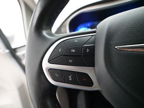 Used 2018 Chrysler Pacifica Touring-L image 19