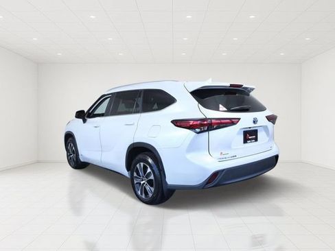 Used 2023 Toyota Highlander XLE AWD/4WD image 4