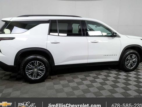 Certified 2025 Chevrolet Traverse LT FWD image 2