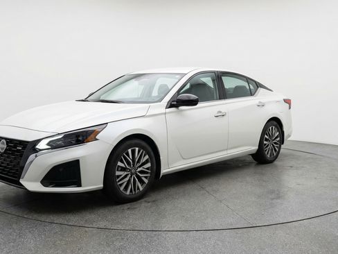 Used 2025 Nissan Altima 2.5 SV FWD image 3