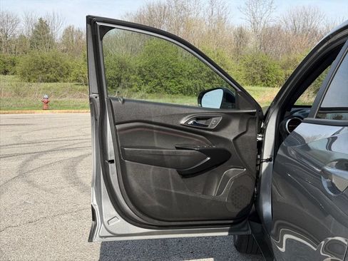 Used 2025 Chevrolet Trax RS w/ Sunroof Package FWD image 18