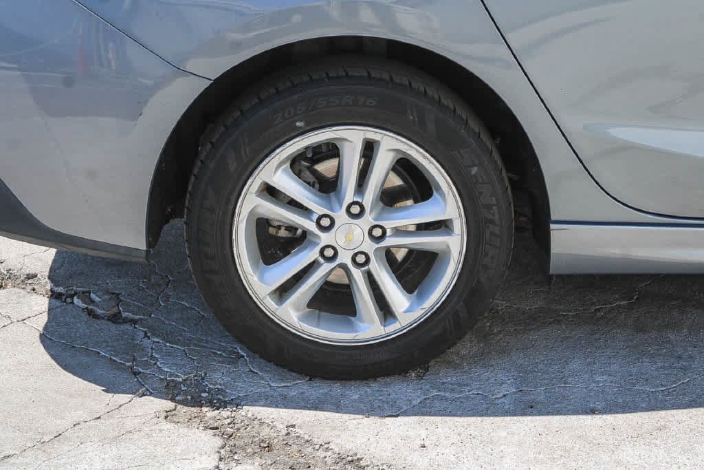 Used 2018 Chevrolet Cruze LT w/ RS Package FWD image 9