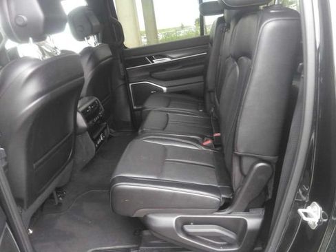 Used 2024 Jeep Wagoneer L Series II w/ Flexible Seating Group AWD/4WD image 4