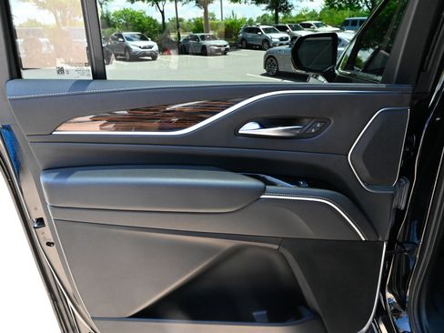 Used 2021 Cadillac Escalade ESV Premium Luxury AWD/4WD image 35