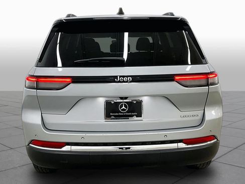 Used 2024 Jeep Grand Cherokee Laredo RWD image 5