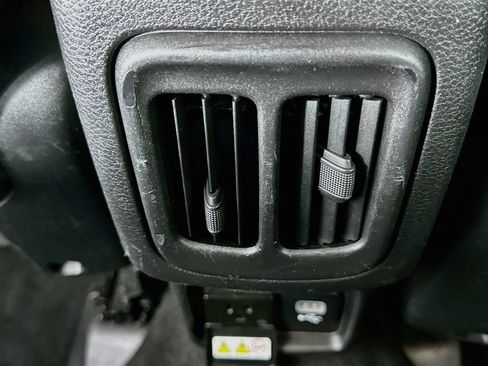Used 2019 Jeep Compass Latitude FWD image 24