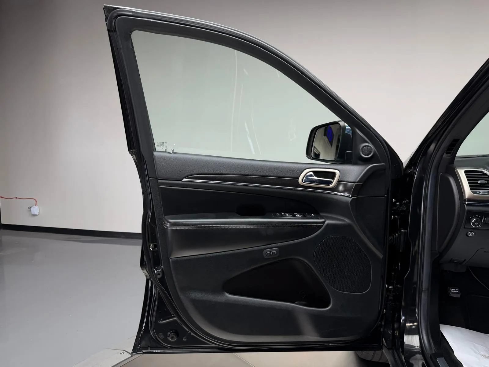 Used 2014 Jeep Grand Cherokee Limited RWD image 23