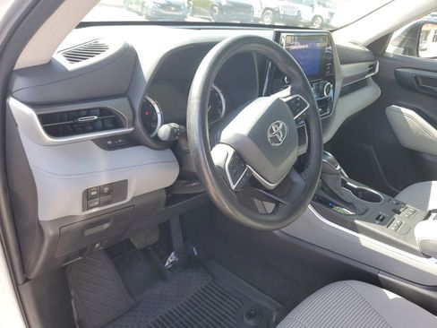Used 2023 Toyota Highlander LE AWD/4WD image 19