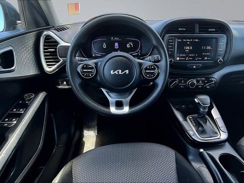 Used 2025 Kia Soul LX w/ LX Technology Package FWD image 9