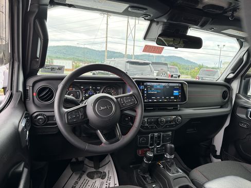 Used 2024 Jeep Wrangler Unlimited Rubicon w/ Convenience Group AWD/4WD image 13