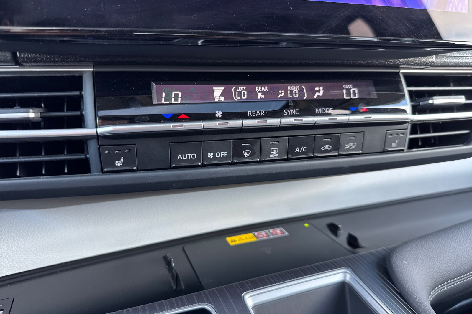 Used 2025 Toyota Sienna XLE FWD image 29