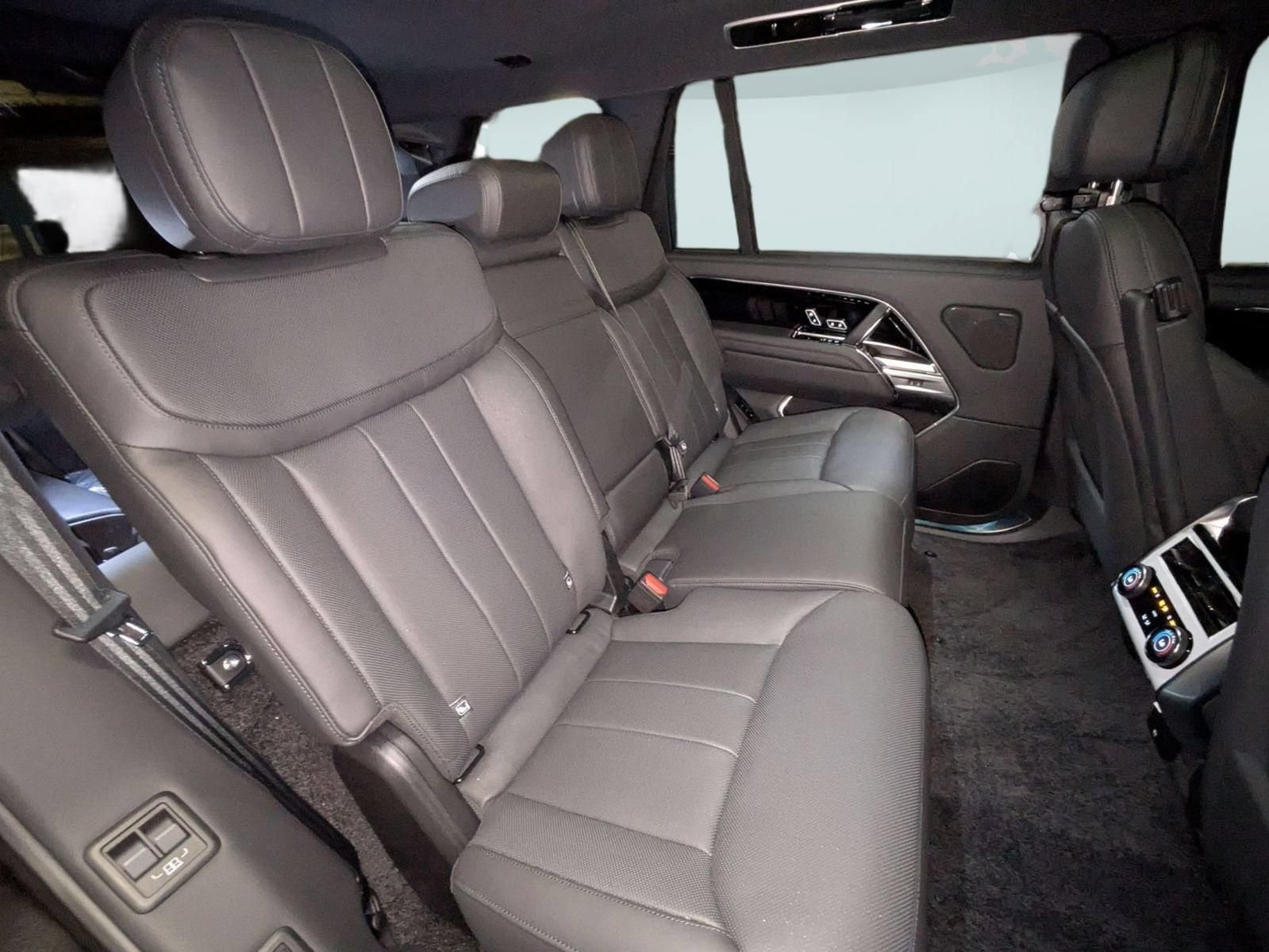 New 2026 Land Rover Range Rover Long Wheelbase SE AWD/4WD image 29