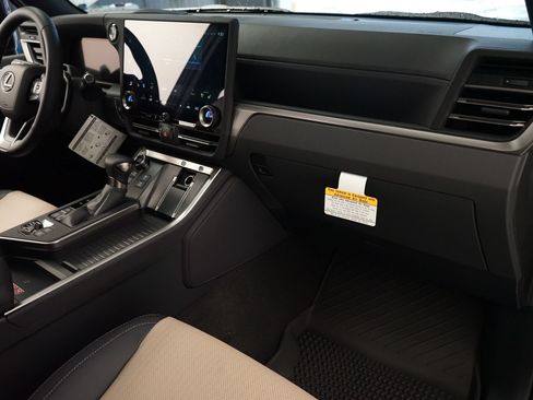 Used 2026 Lexus GX 550 w/ Accessory Package (CT) AWD/4WD image 10