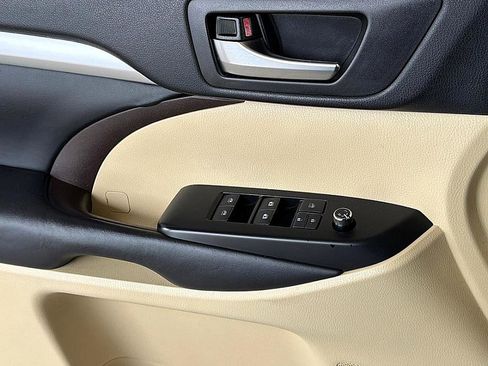 Used 2019 Toyota Highlander XLE image 22