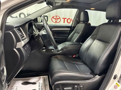 Used 2019 Toyota Highlander XLE w/ Carpet Mat Package (TMS) AWD/4WD image 26