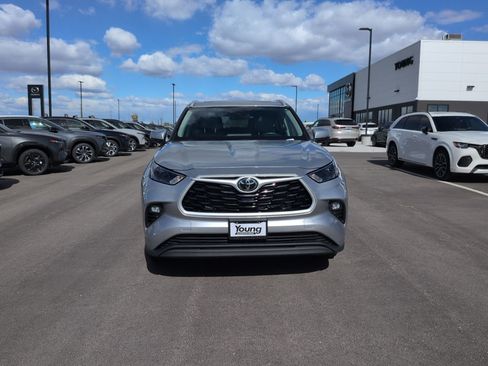 Used 2024 Toyota Highlander XLE AWD/4WD image 2
