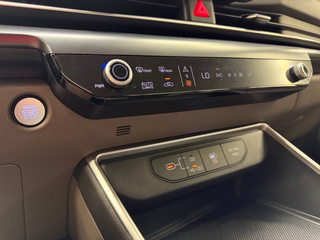 Used 2025 Kia Carnival FWD image 36