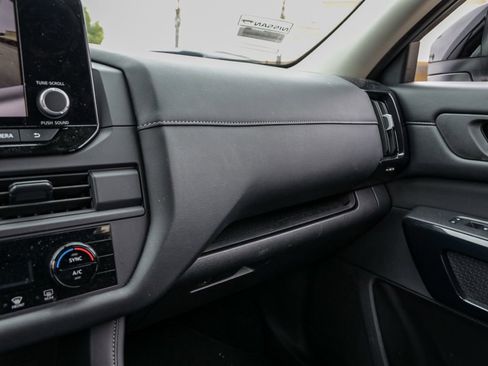 Used 2025 Nissan Pathfinder S image 31