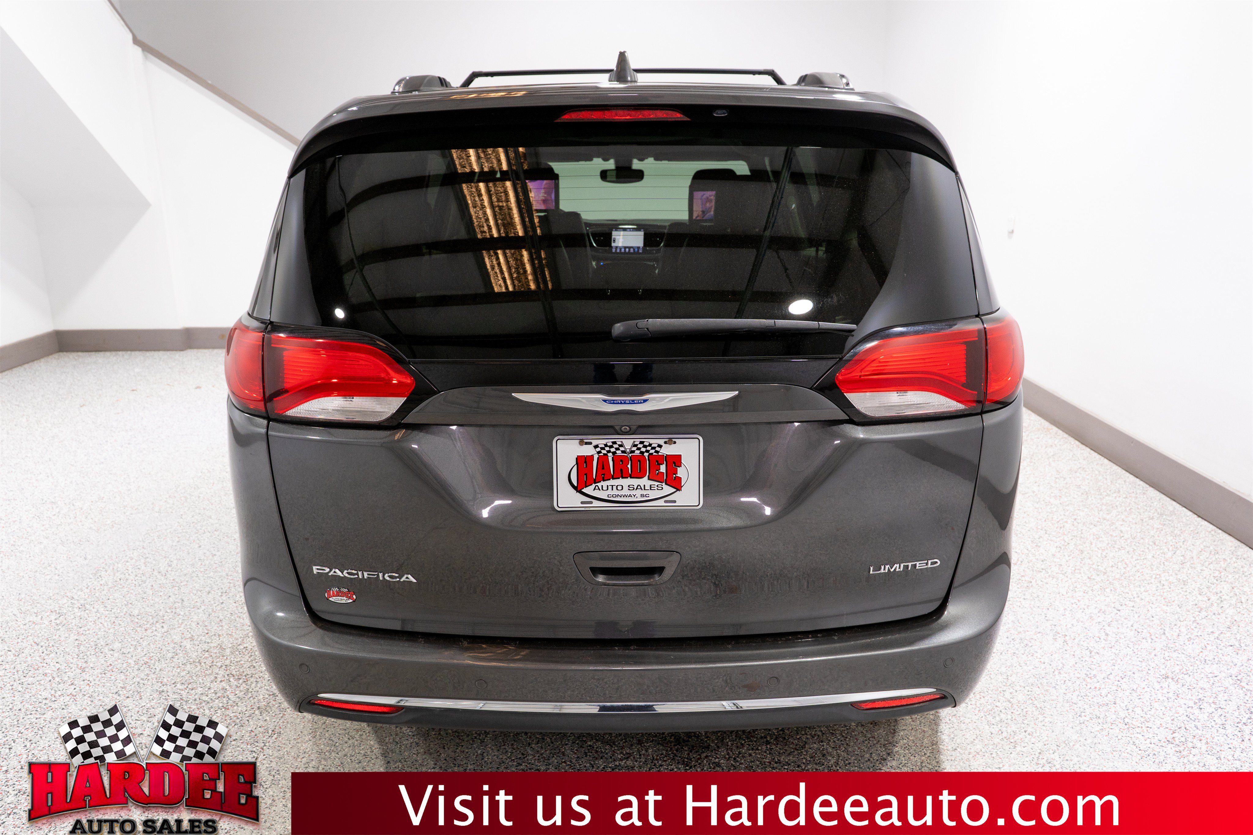 Used 2019 Chrysler Pacifica Limited w/ Tire & Wheel Group FWD image 4