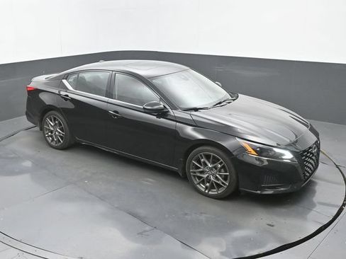 Used 2023 Nissan Altima 2.0 SR FWD image 13