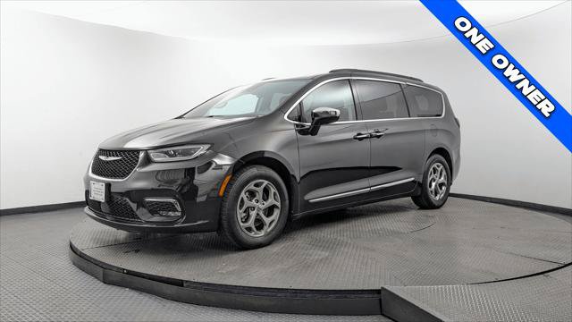 Used 2023 Chrysler Pacifica Limited FWD image 2