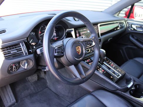 Certified 2022 Porsche Macan image 4
