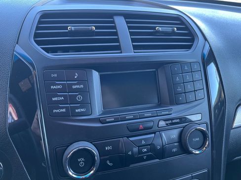 Used 2018 Ford Explorer XLT image 17