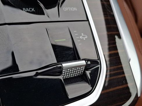 Used 2026 BMW X7 M60i w/ Executive Package image 24