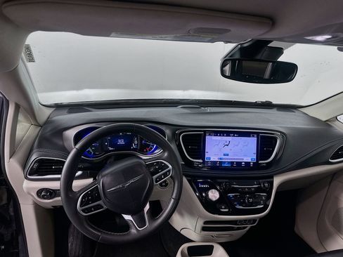 Used 2022 Chrysler Pacifica Touring-L FWD image 21